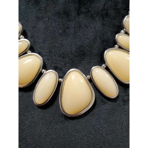 Women's Light peach Oval Pebbles Beaded Necklace. - Picture 2 of 7